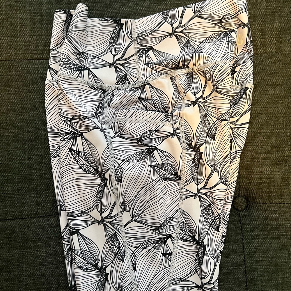 BuffBunny pocket limitless leggings lavender citrus print size L.